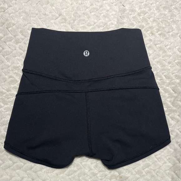 Lululemon in movement short Everlux 2.5’ size 2 - Picture 4 of 5